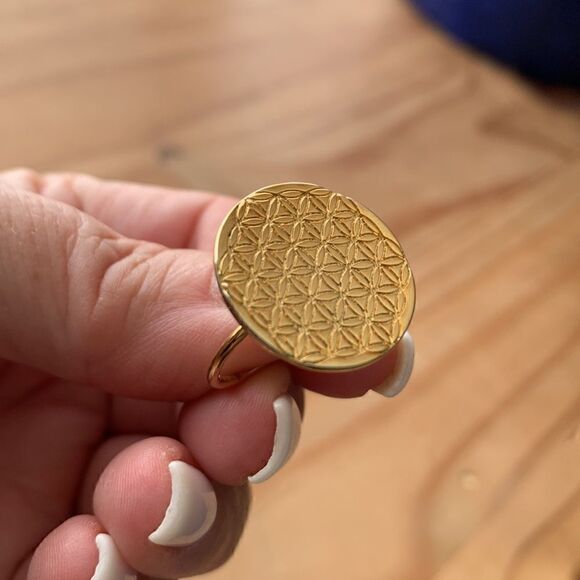 Pretty gold round shape ring - Picture 4 of 4